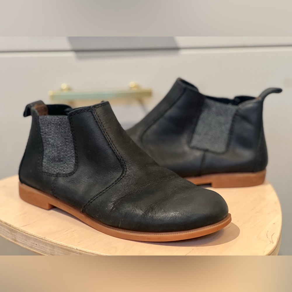 Kodiak black leather booties.